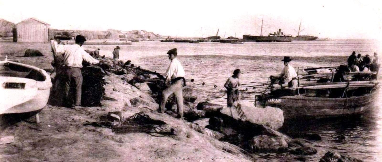 941- Arzew - La Plage et les Pecheurs2.jpg